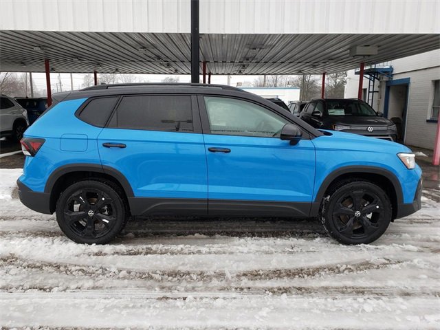 New 2025 Volkswagen Taos SE image 2