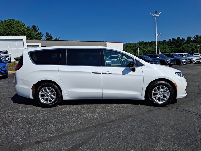 Certified 2024 Chrysler Pacifica Touring-L FWD image 9