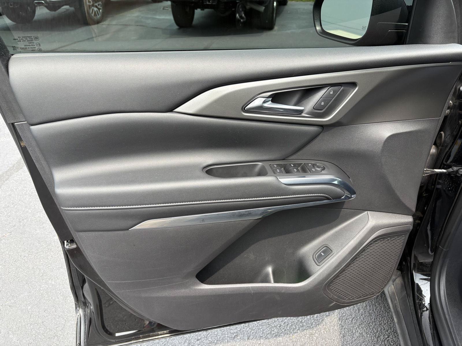 Used 2025 Chevrolet Traverse LT FWD image 3
