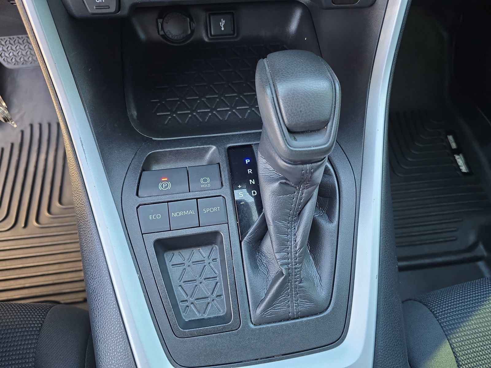 Used 2020 Toyota RAV4 LE w/ Carpet Mat Package image 18