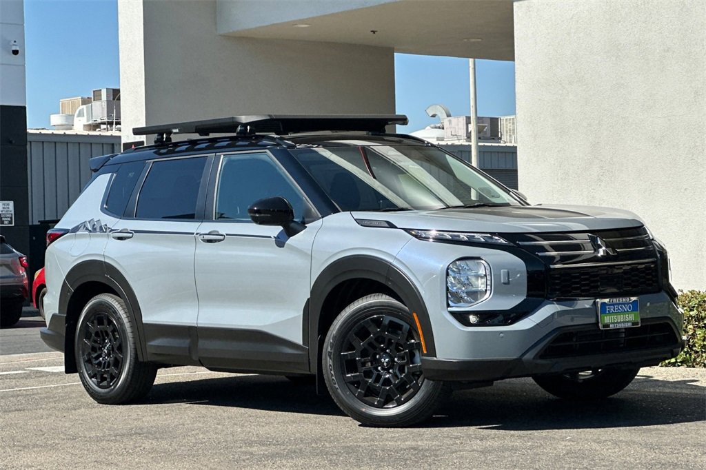 New 2025 Mitsubishi Outlander AWD image 3