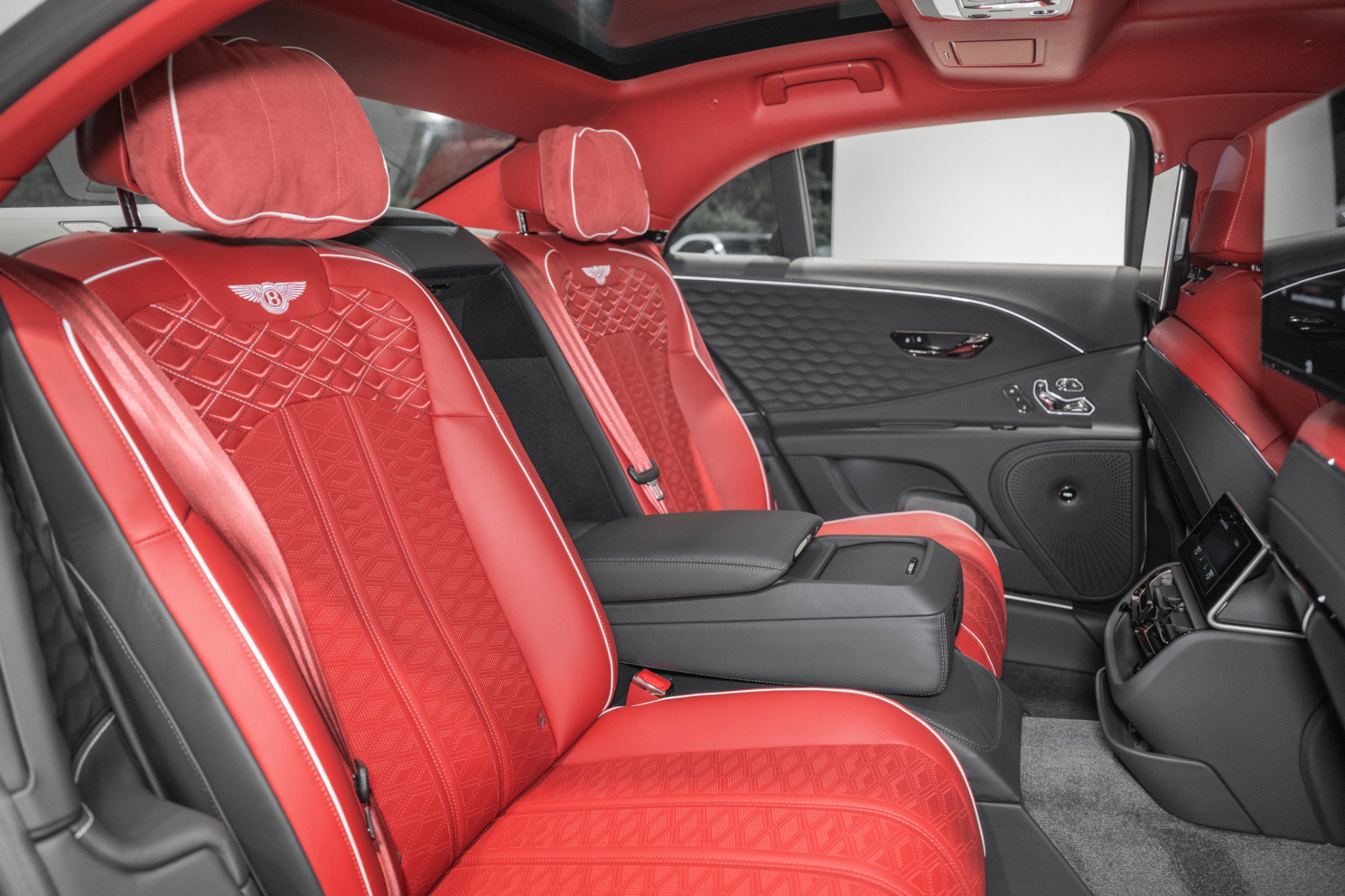 Used 2025 Bentley Flying Spur Plug-In Hybrid AWD/4WD image 27