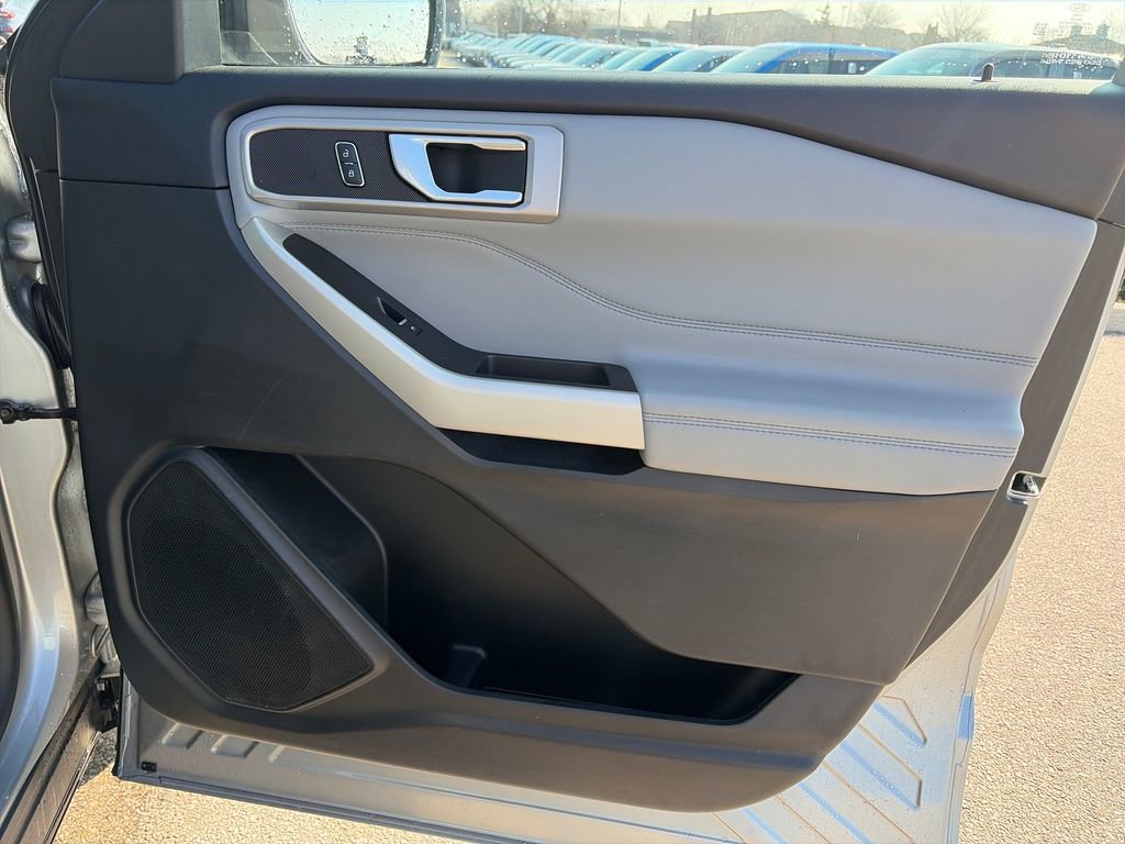 Used 2023 Ford Explorer XLT w/ Equipment Group 202A image 9