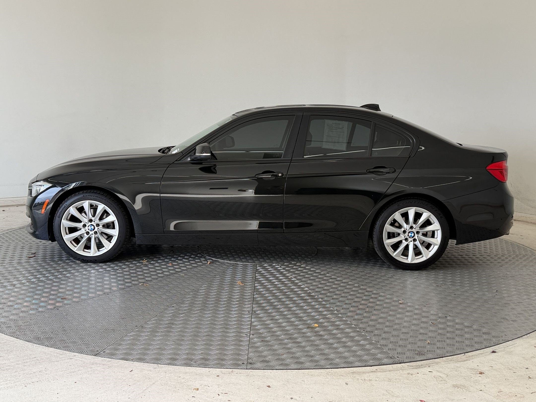 Used 2018 BMW 320i Sedan RWD image 2