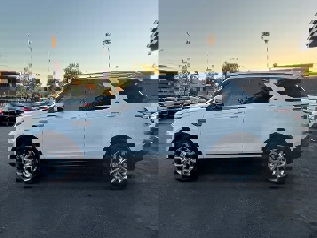 Used 2017 Land Rover Discovery SE image 10