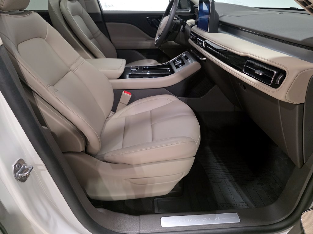 Used 2024 Lincoln Aviator AWD w/ Premium Package image 17