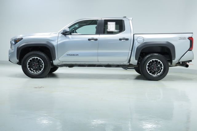 Used 2025 Toyota Tacoma TRD Off-Road AWD/4WD image 4