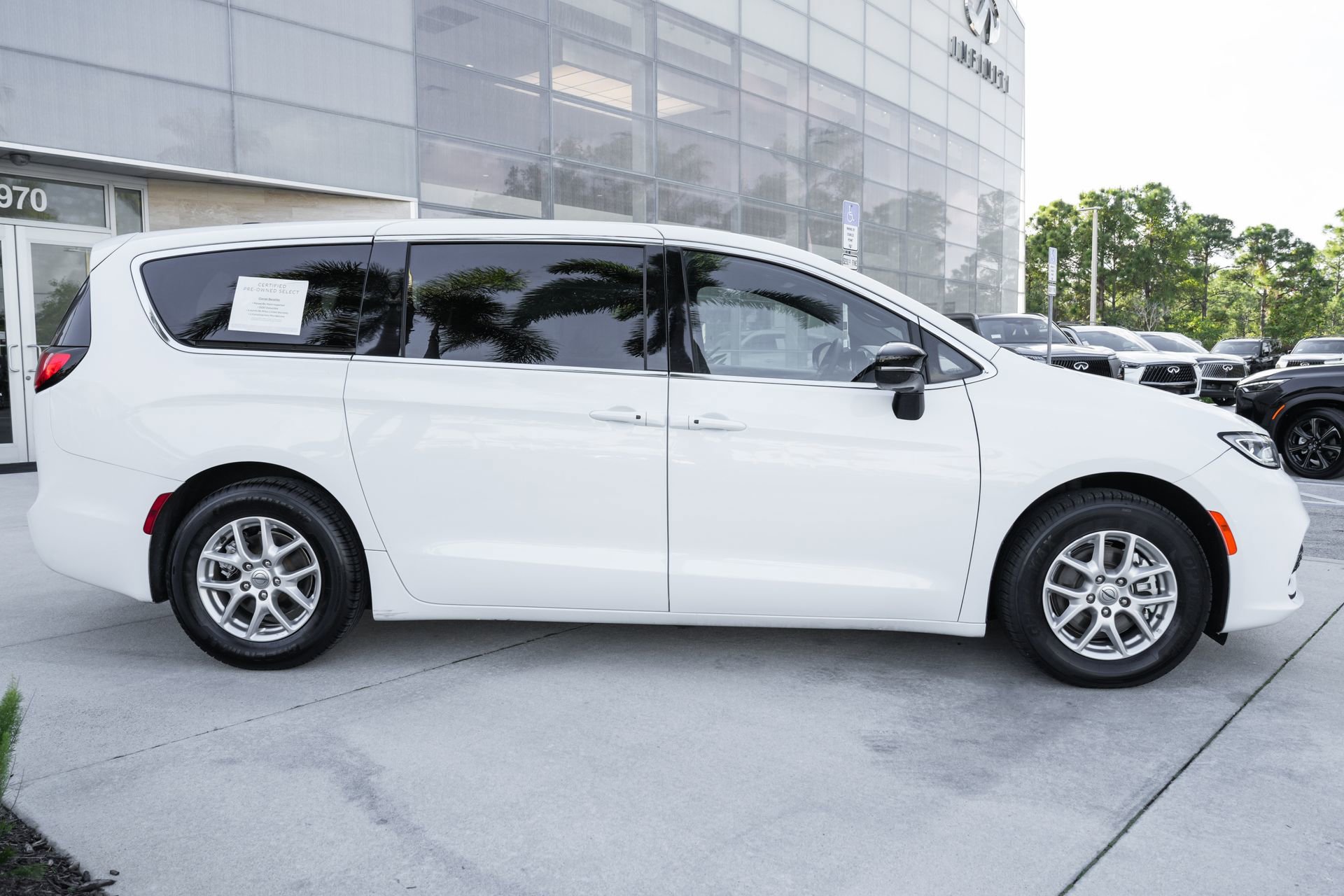 Used 2024 Chrysler Pacifica Touring image 24
