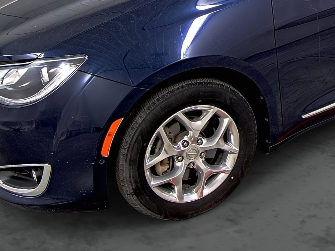 Used 2017 Chrysler Pacifica Limited w/ UConnect Theater Package image 7