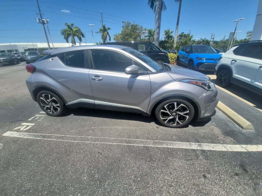 Used 2018 Toyota C-HR XLE FWD image 2