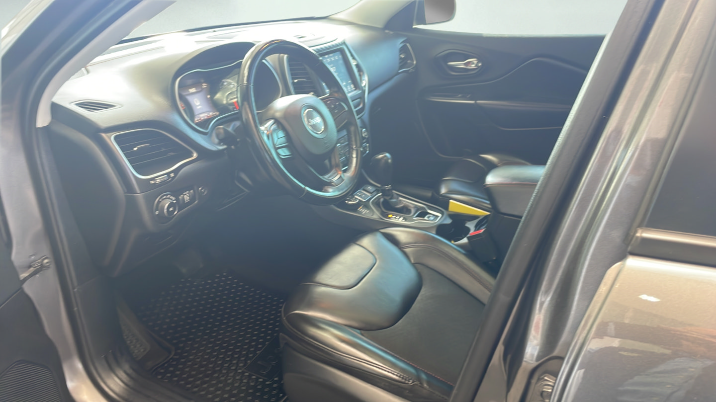 Used 2019 Jeep Cherokee Trailhawk w/ Comfort/Convenience Group AWD/4WD image 9