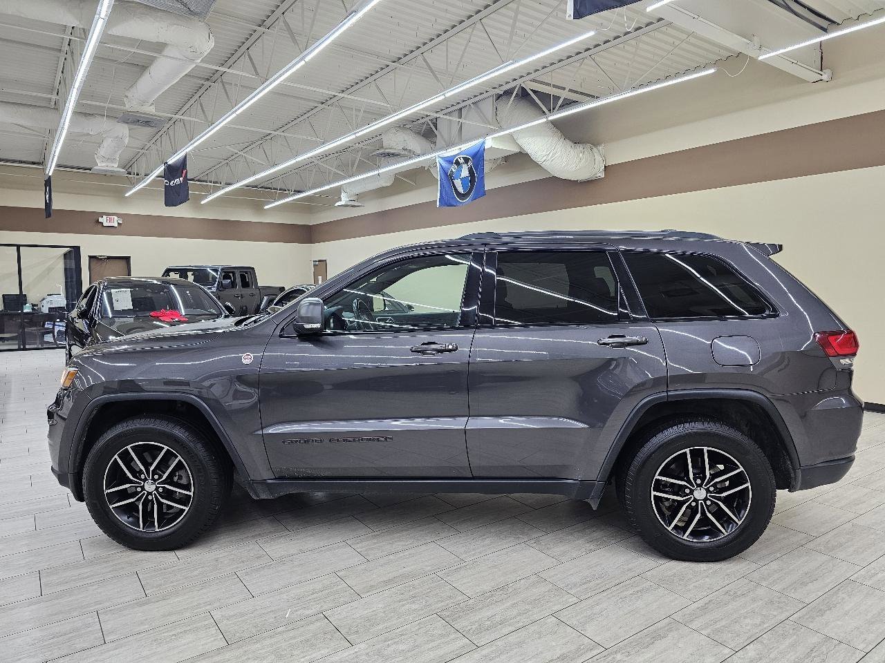 Used 2017 Jeep Grand Cherokee Trailhawk AWD/4WD image 9