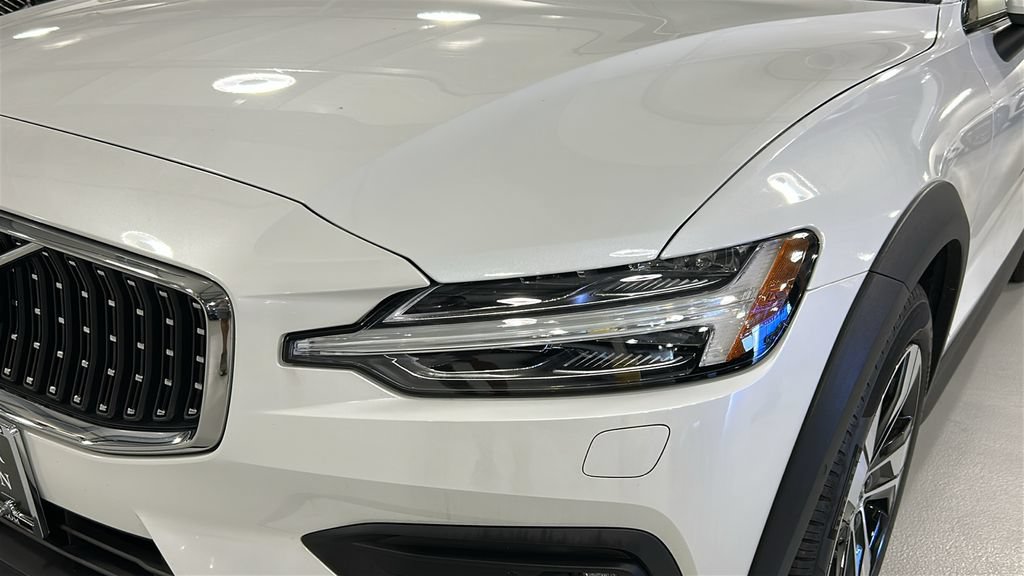 Certified 2025 Volvo V60 B5 Cross Country Plus AWD/4WD image 7