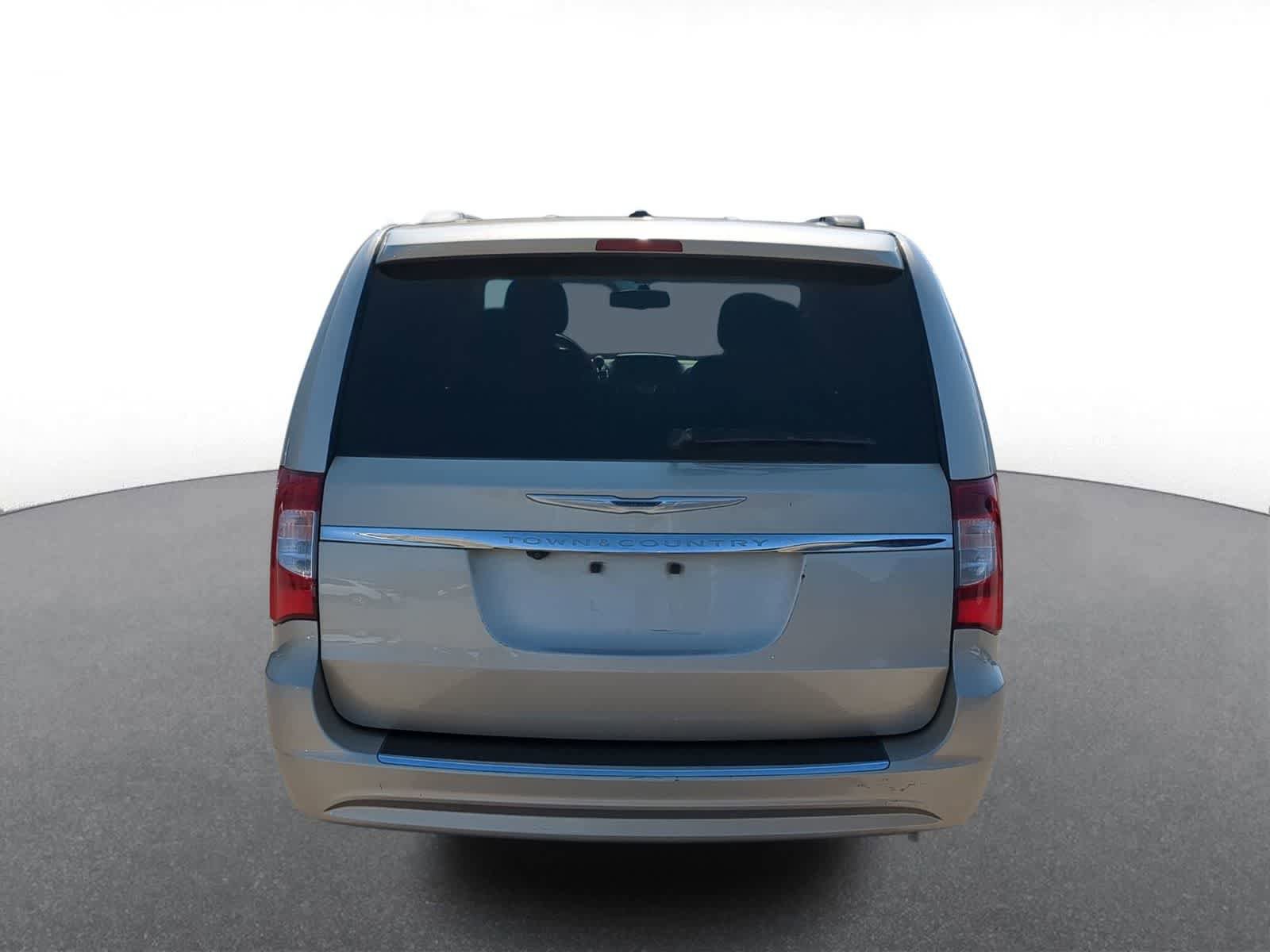 Used 2013 Chrysler Town & Country Touring image 7