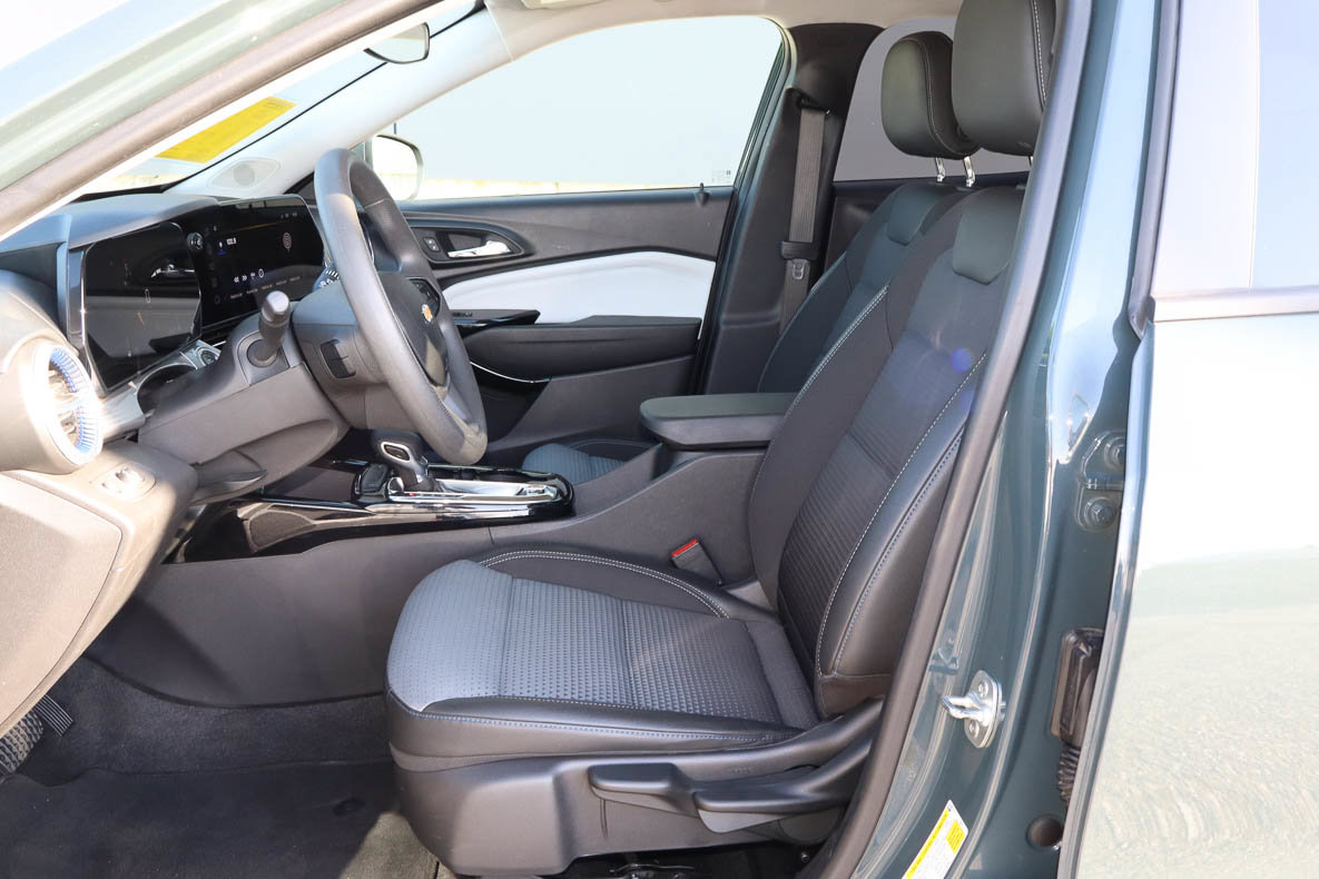 Used 2025 Chevrolet Trax LT FWD image 7