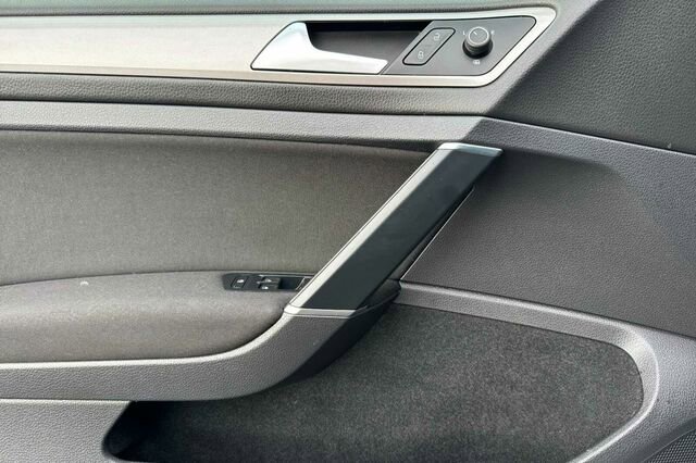 Used 2016 Volkswagen e-Golf SE w/ DC Fast Charging Package image 11