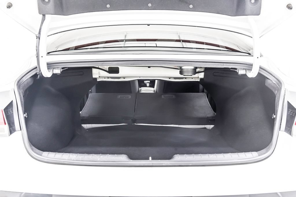 Used 2025 Hyundai Elantra Limited FWD image 36