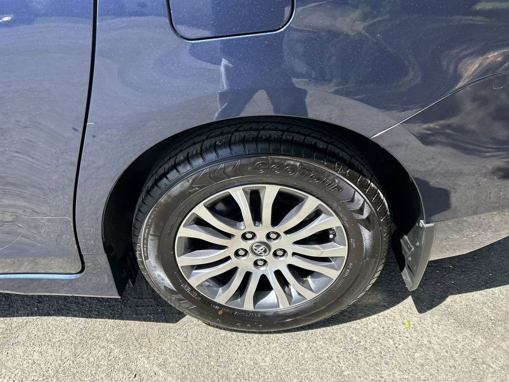 Used 2018 Toyota Sienna XLE FWD image 11