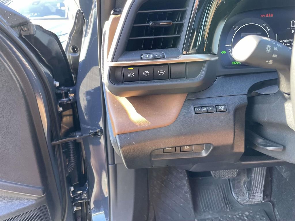 Used 2025 Toyota Crown Signia image 32