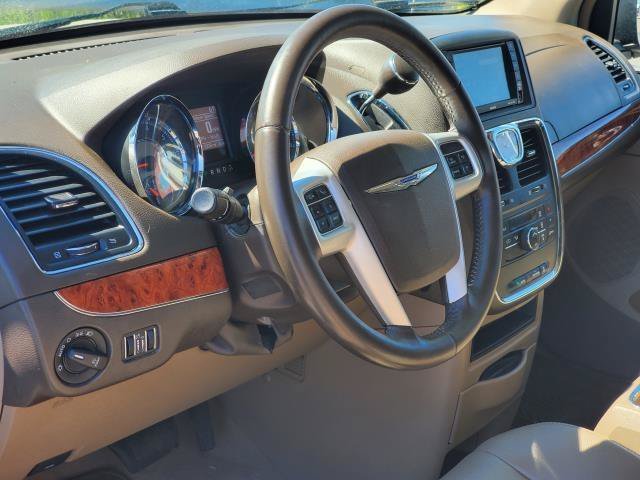 Used 2014 Chrysler Town & Country Touring FWD image 7