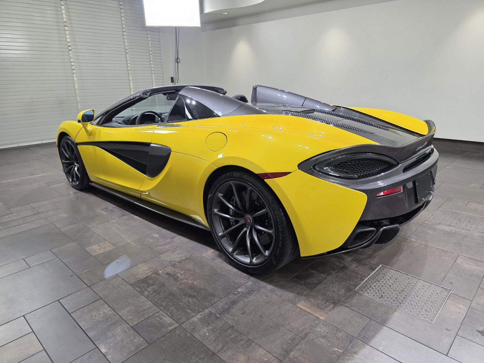 Used 2018 McLaren 570S Spider image 4