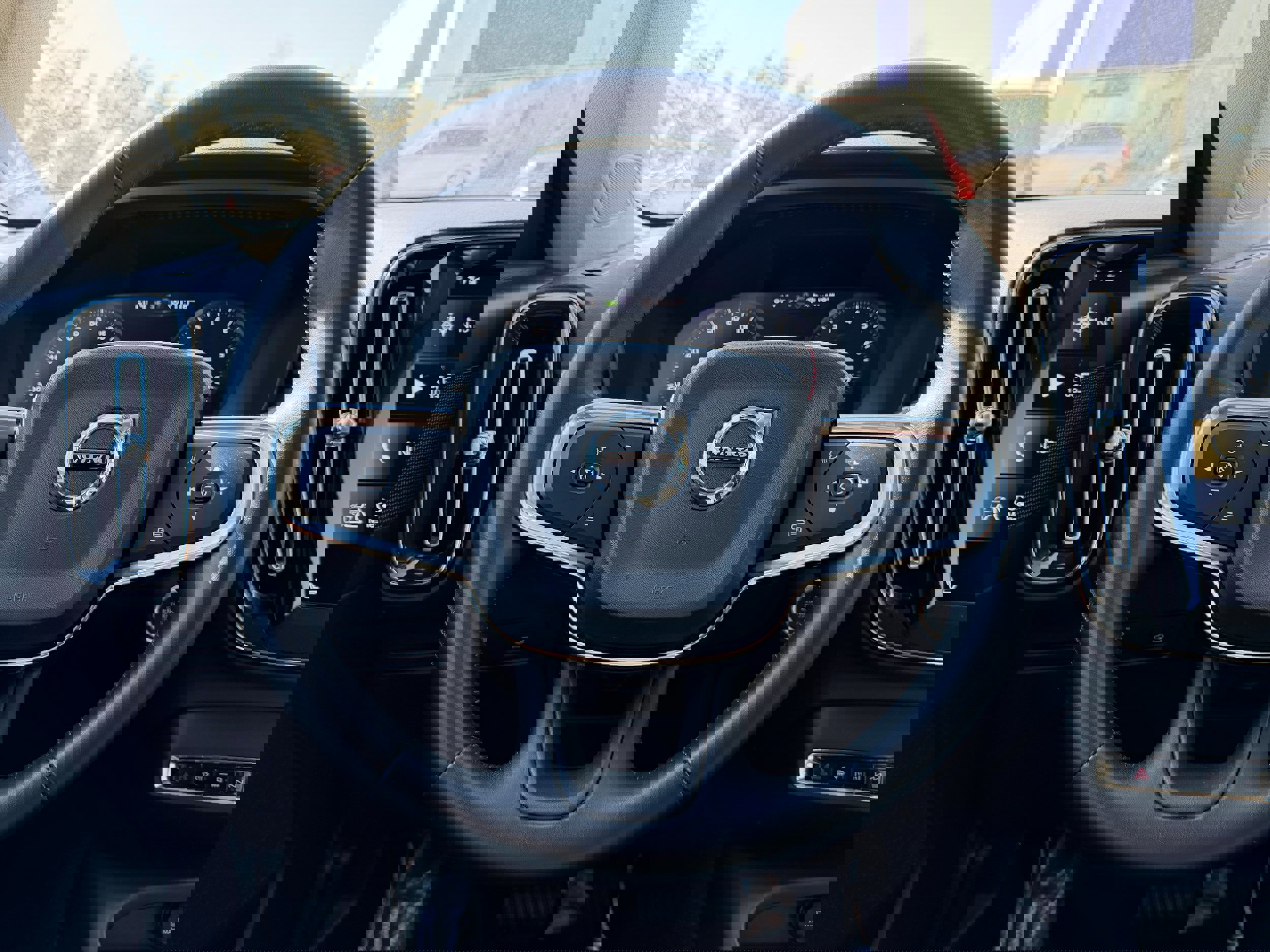 Used 2020 Volvo XC40 T4 Momentum image 17