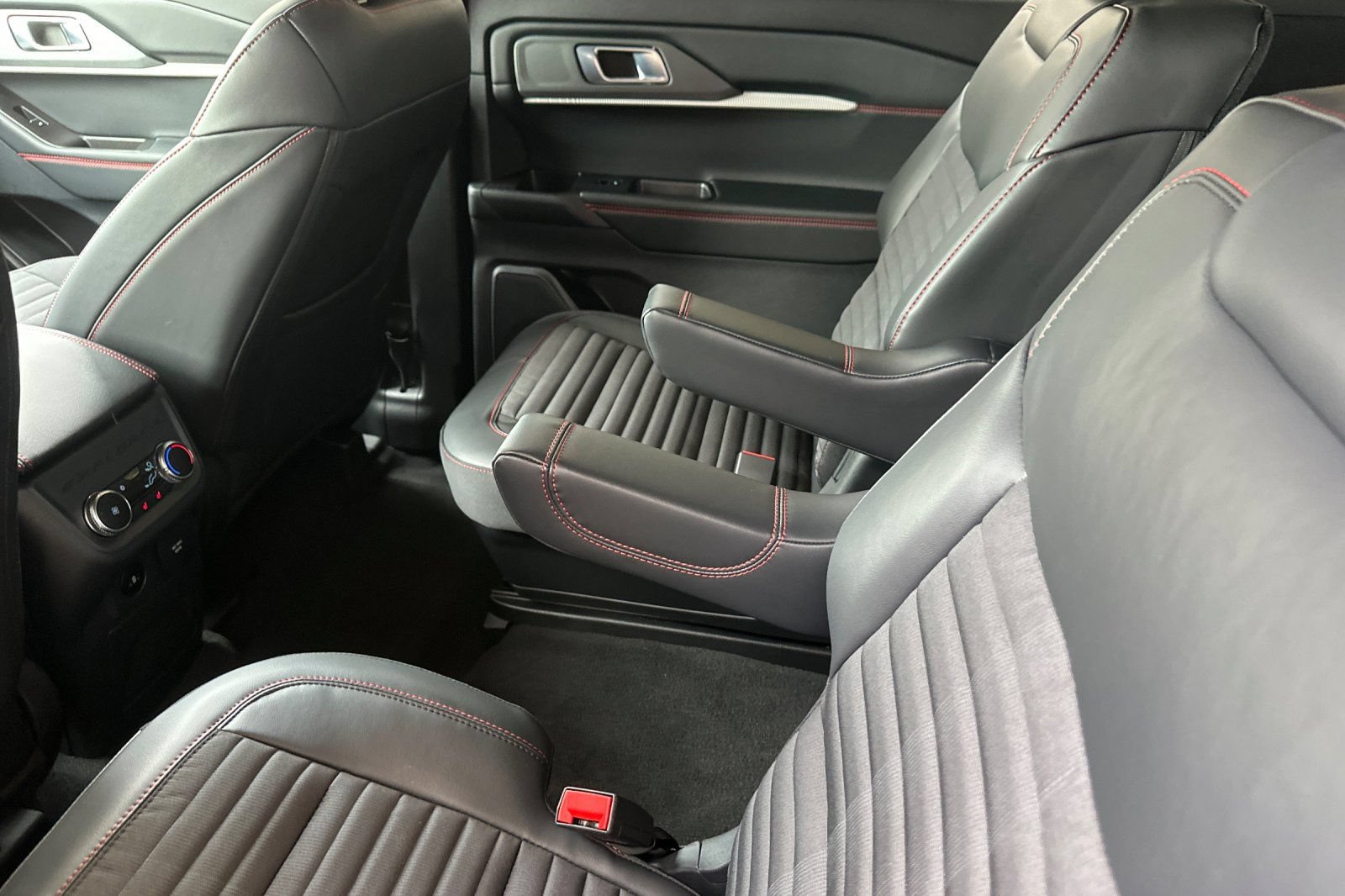 New 2026 Ford Explorer ST-Line w/ ST-Line Street Pack RWD image 12