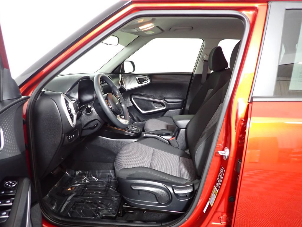 Used 2025 Kia Soul LX FWD image 19