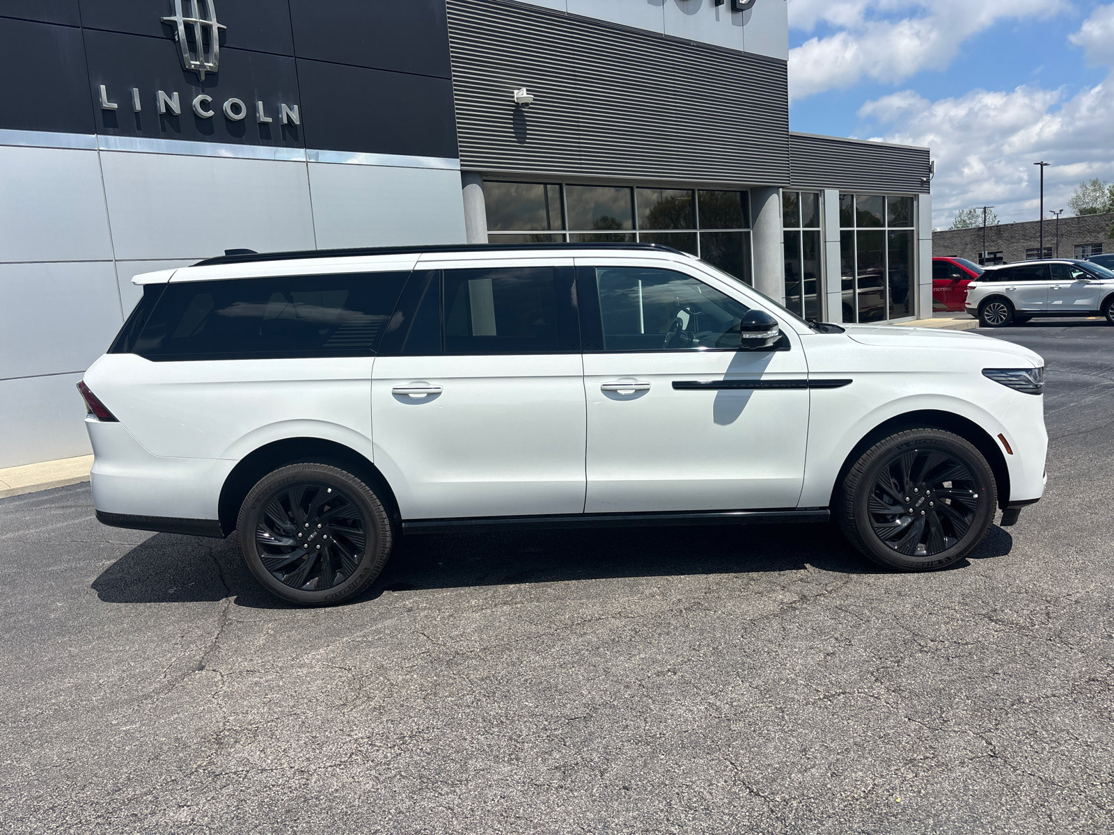 New 2026 Lincoln Navigator L Reserve w/ Jet Appearance Package AWD/4WD image 8