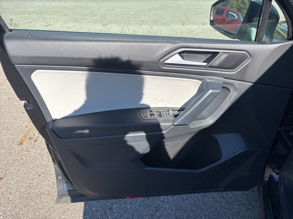 Used 2019 Volkswagen Tiguan SE w/ Panoramic Sunroof Package image 13
