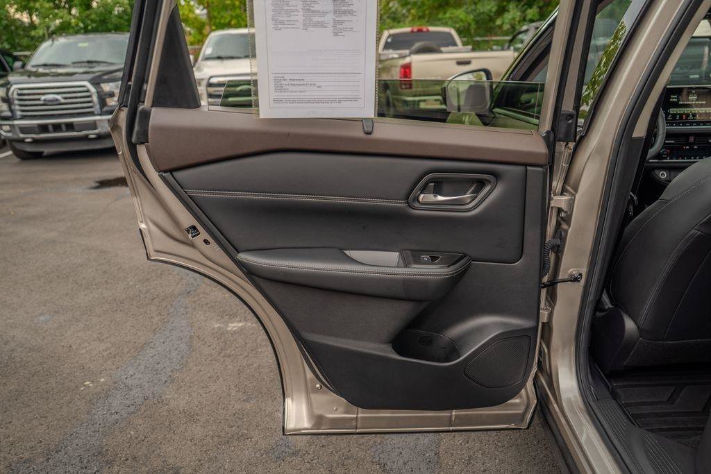 Used 2023 Nissan Rogue SL w/ SL Premium Package AWD/4WD image 16