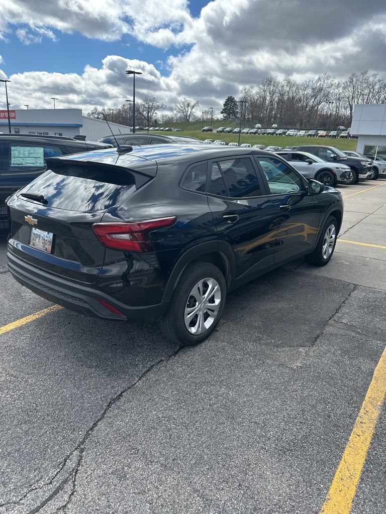 Used 2024 Chevrolet Trax LS FWD image 2