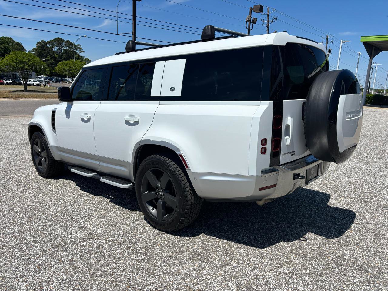 Used 2023 Land Rover Defender 130 SE image 3