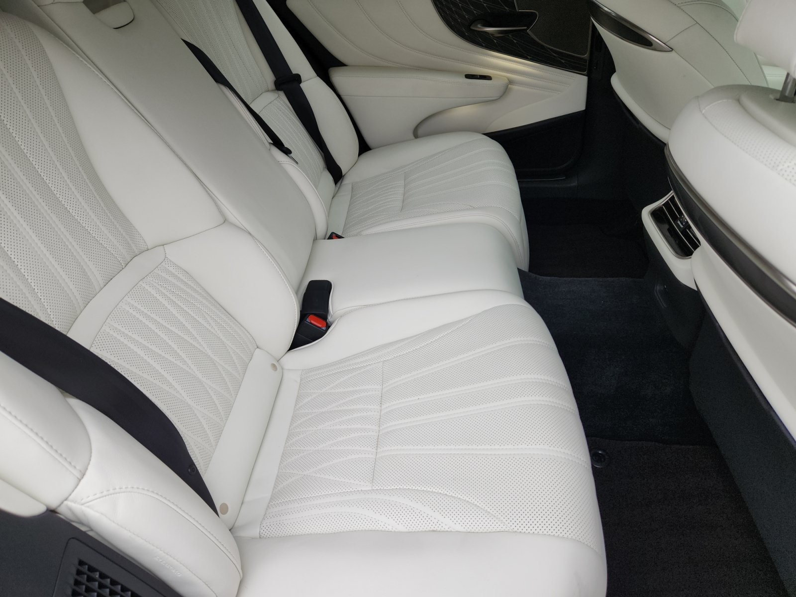 Used 2023 Lexus LS 500h AWD w/ Luxury Package image 30