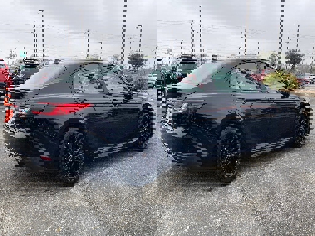 Used 2025 Toyota Camry SE image 4