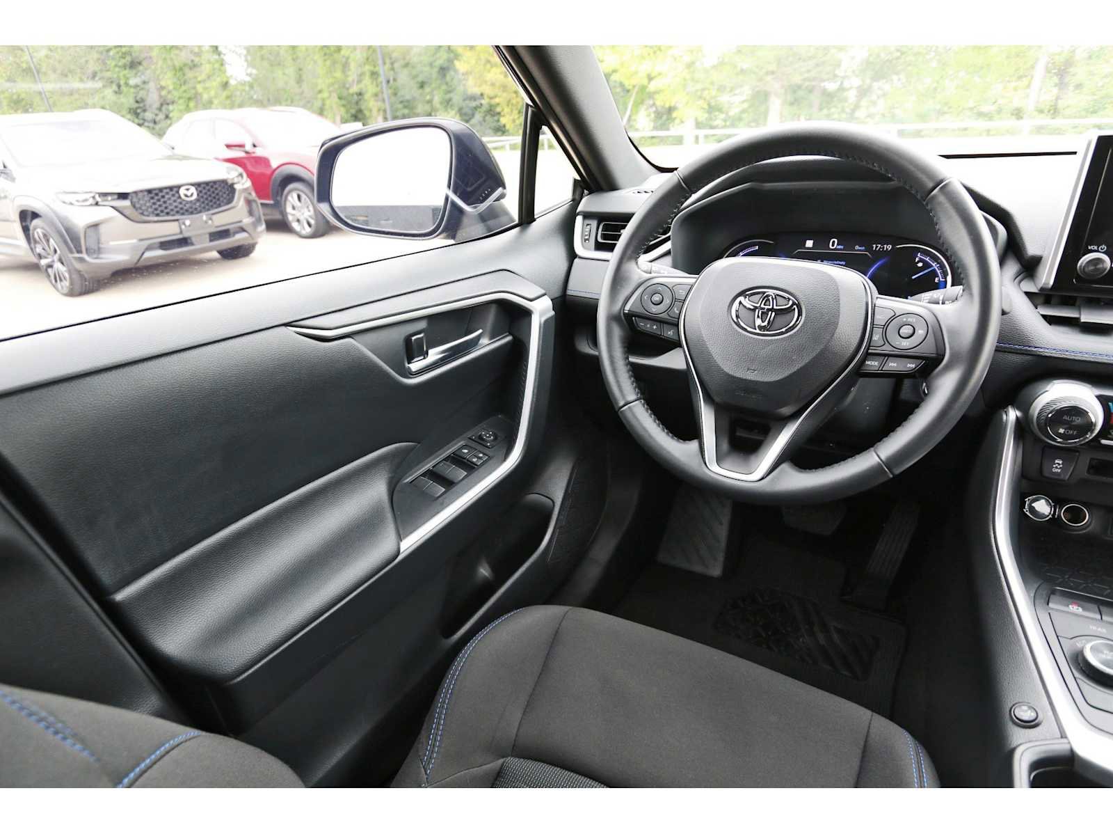 Used 2024 Toyota RAV4 SE image 6