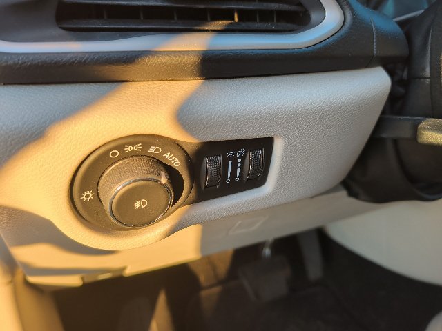 Used 2017 Chrysler Pacifica Touring-L FWD image 3