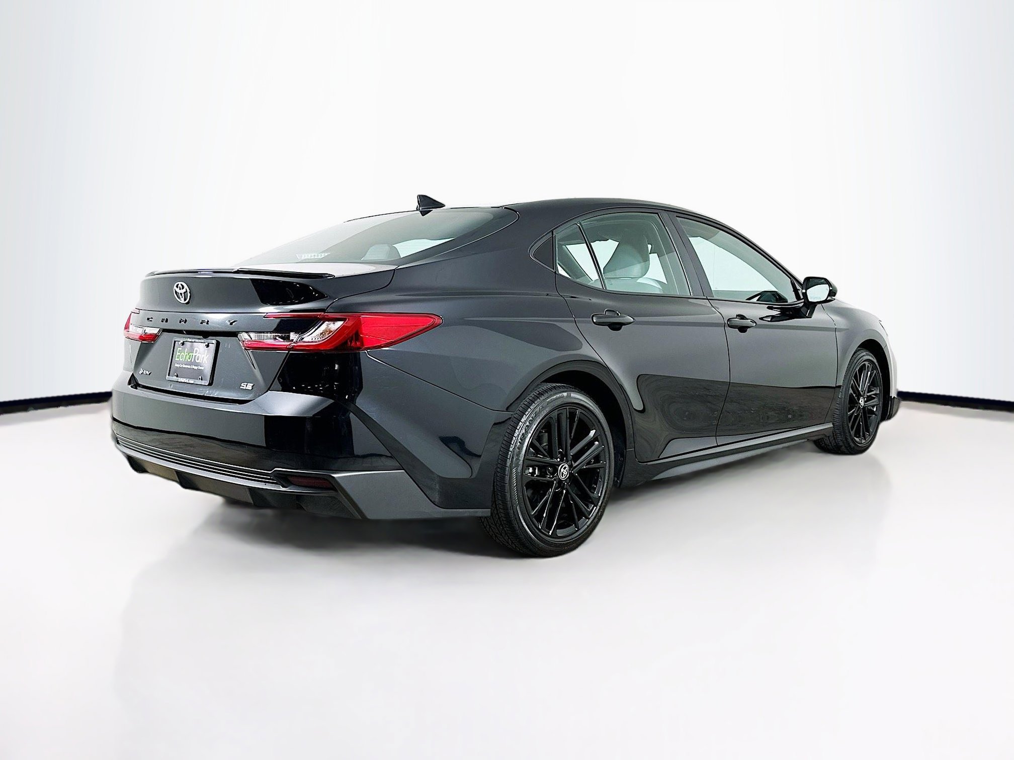 Used 2025 Toyota Camry SE image 9