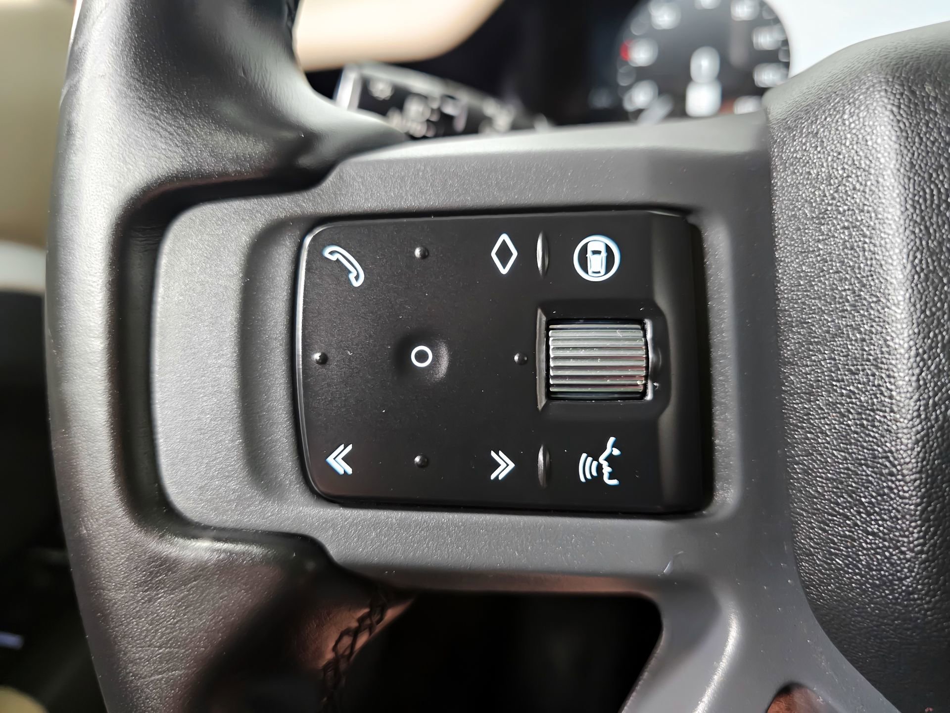 Used 2024 Land Rover Defender 130 X-Dynamic SE AWD/4WD image 42