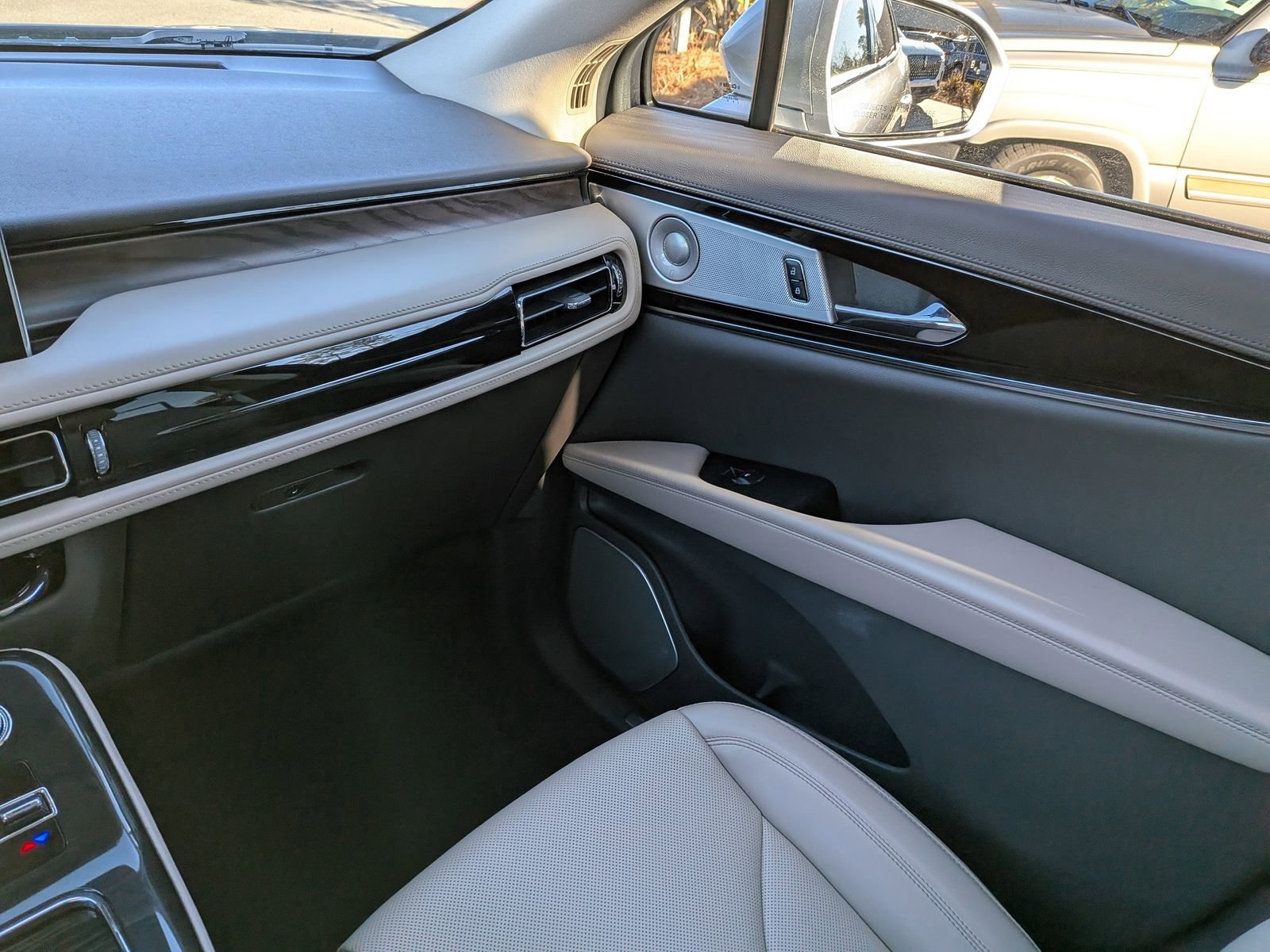 Certified 2023 Lincoln Nautilus Reserve w/ Equipment Group 202A image 17