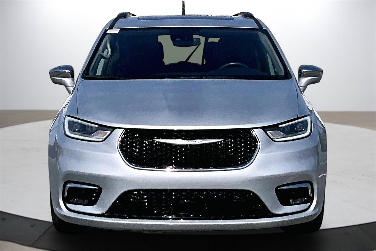 Certified 2022 Chrysler Pacifica Limited image 3