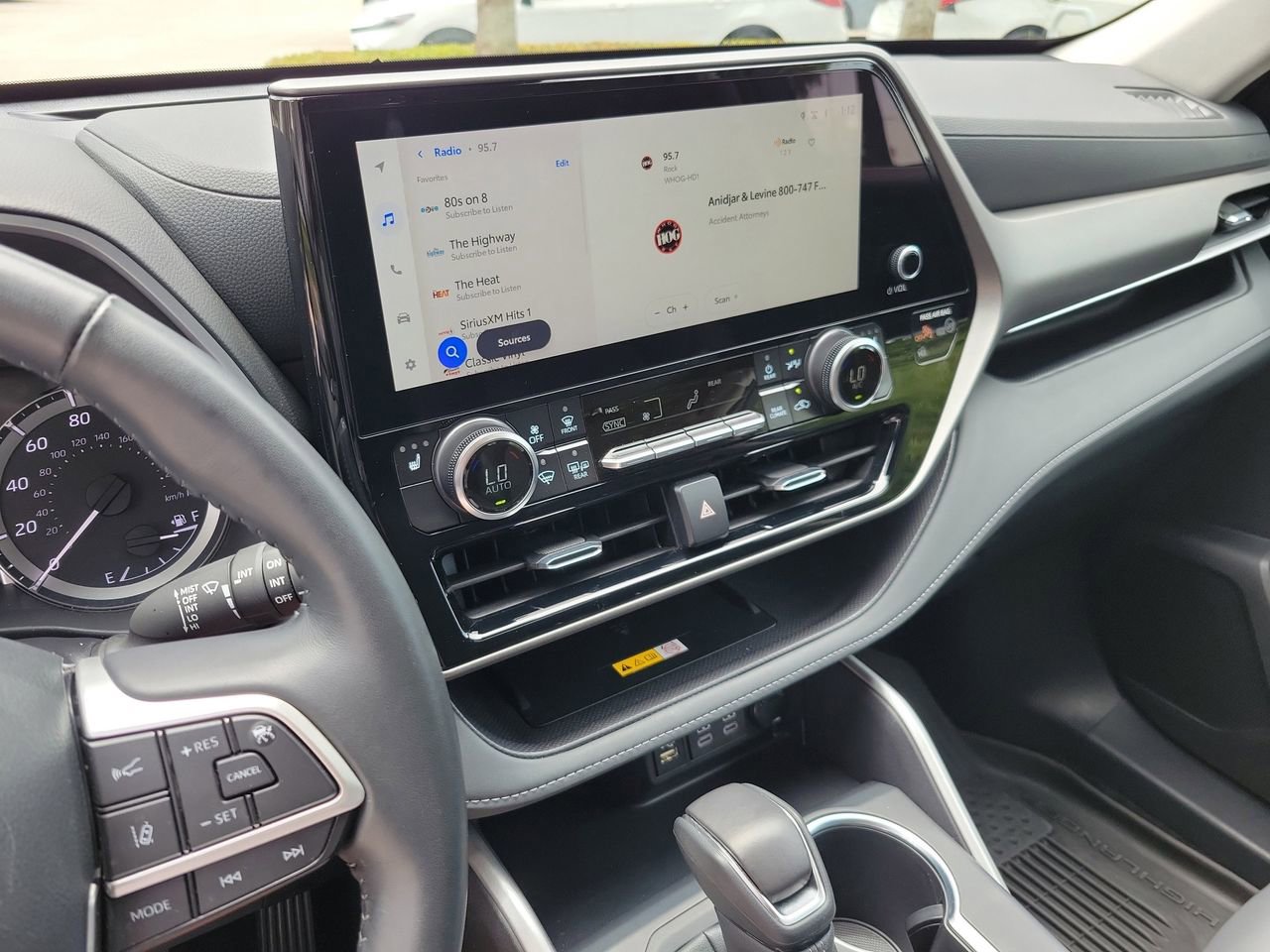 Used 2025 Toyota Highlander XLE FWD image 25