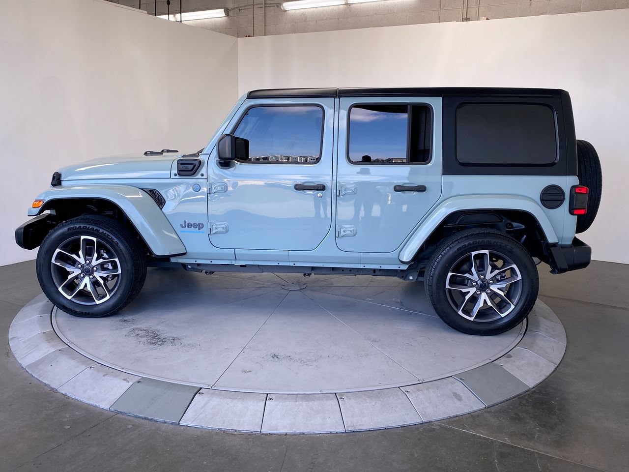 Used 2024 Jeep Wrangler Unlimited w/ Convenience Group AWD/4WD image 2