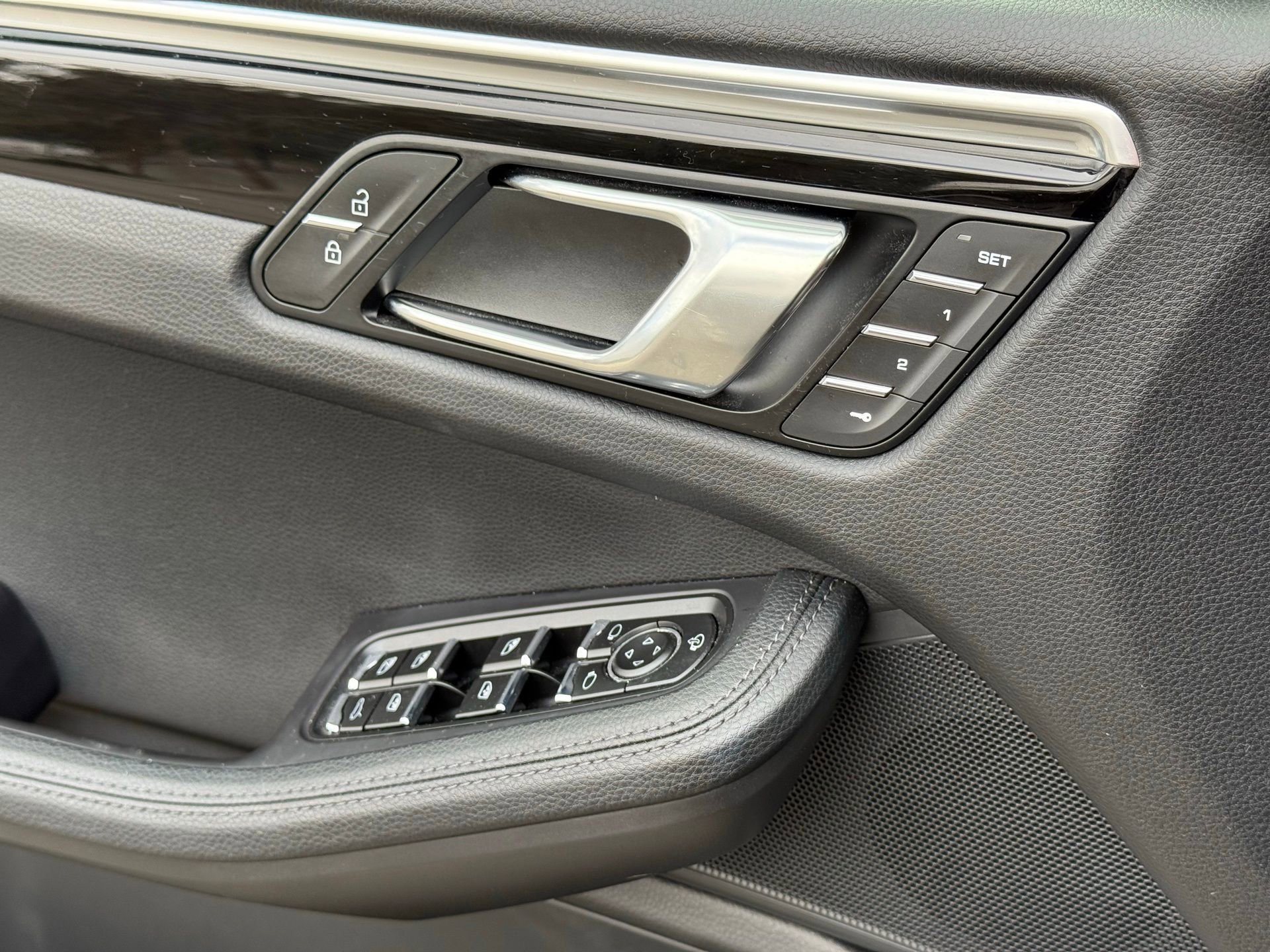 Certified 2024 Porsche Macan image 27