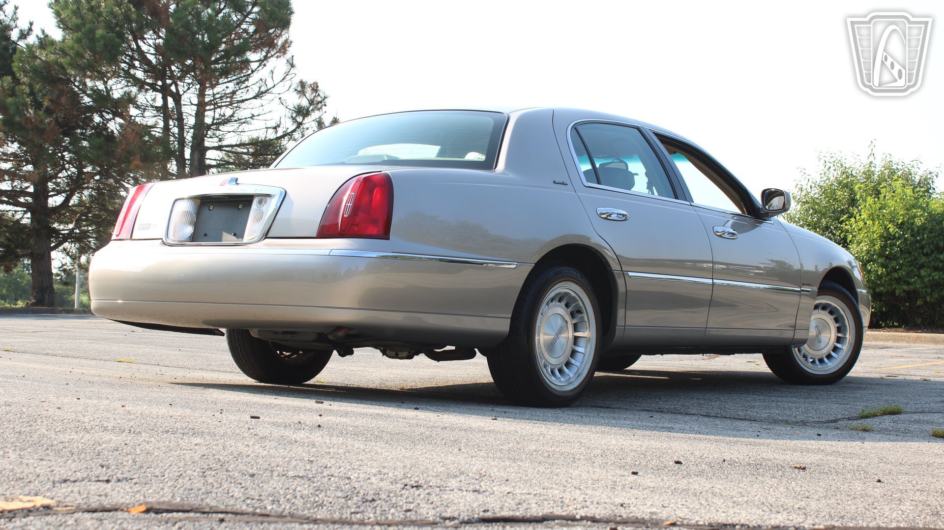 Used 2002 Lincoln Town Car Executive RWD image 30