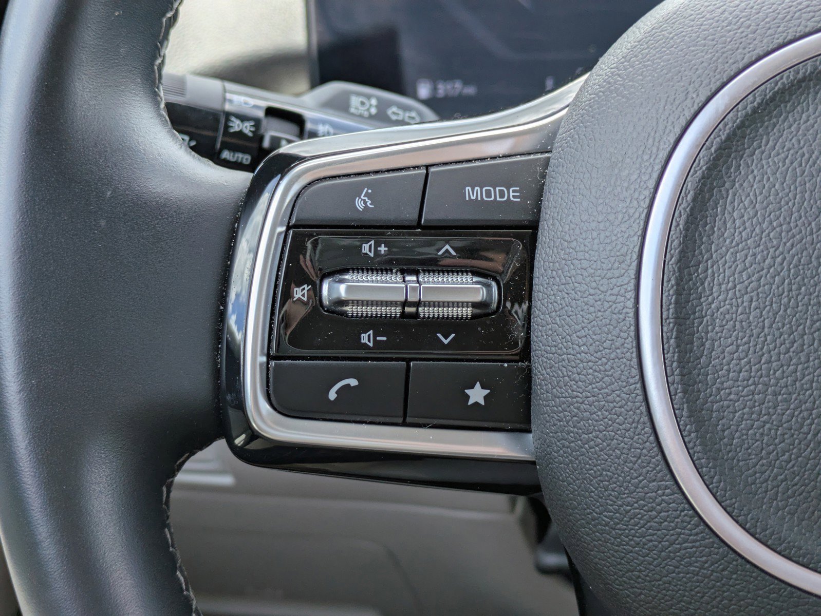 Certified 2024 Kia Sorento SX FWD image 22