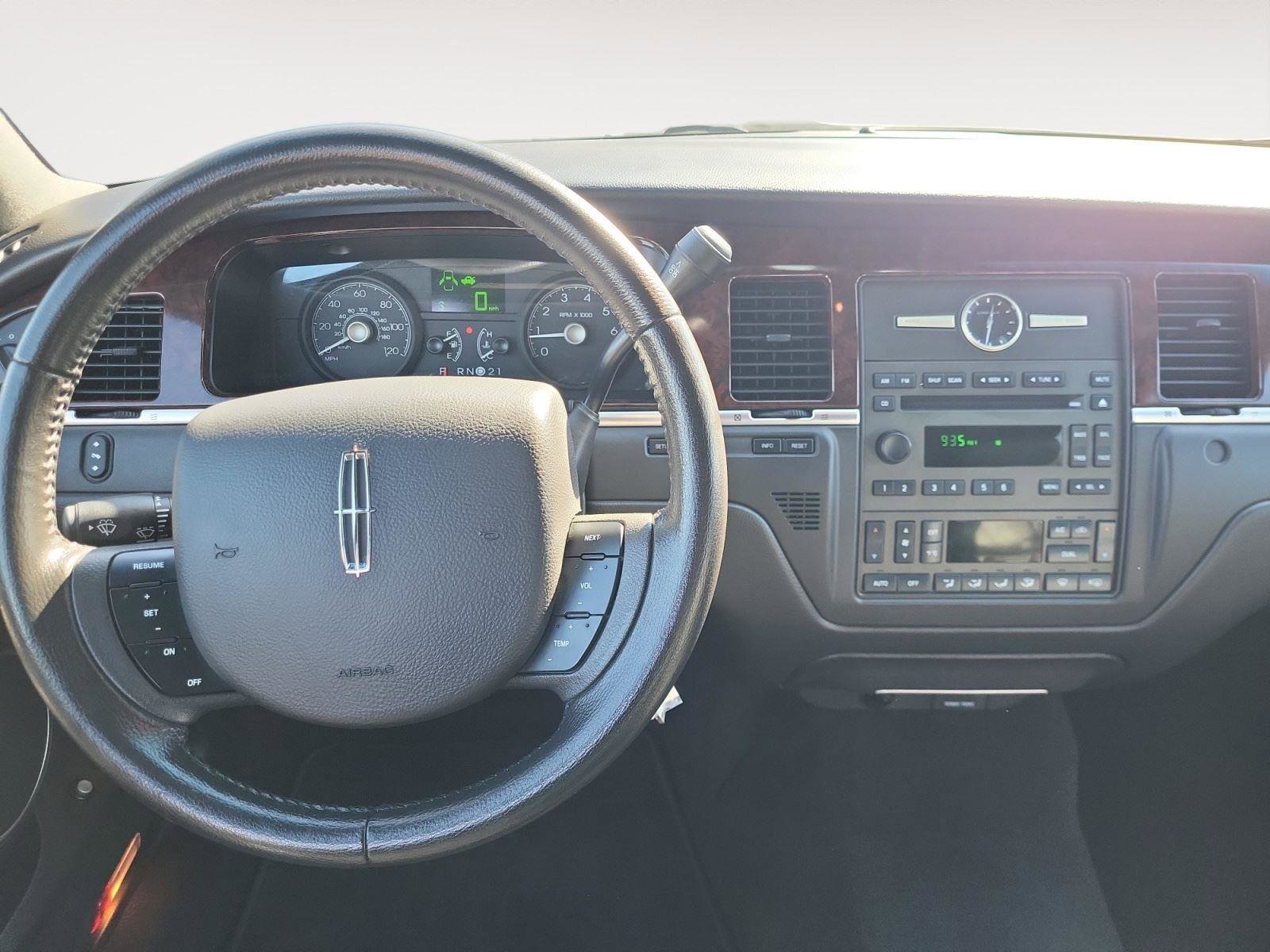 Used 2006 Lincoln Town Car Executive image 13