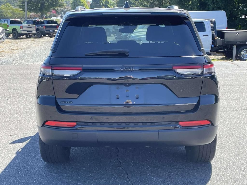 Used 2023 Jeep Grand Cherokee Altitude AWD/4WD image 7