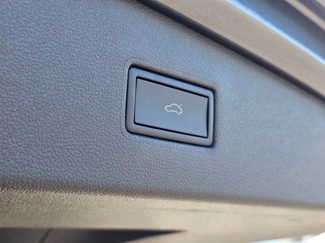 Used 2024 Volkswagen Tiguan SE w/ Panoramic Sunroof Package AWD/4WD image 19