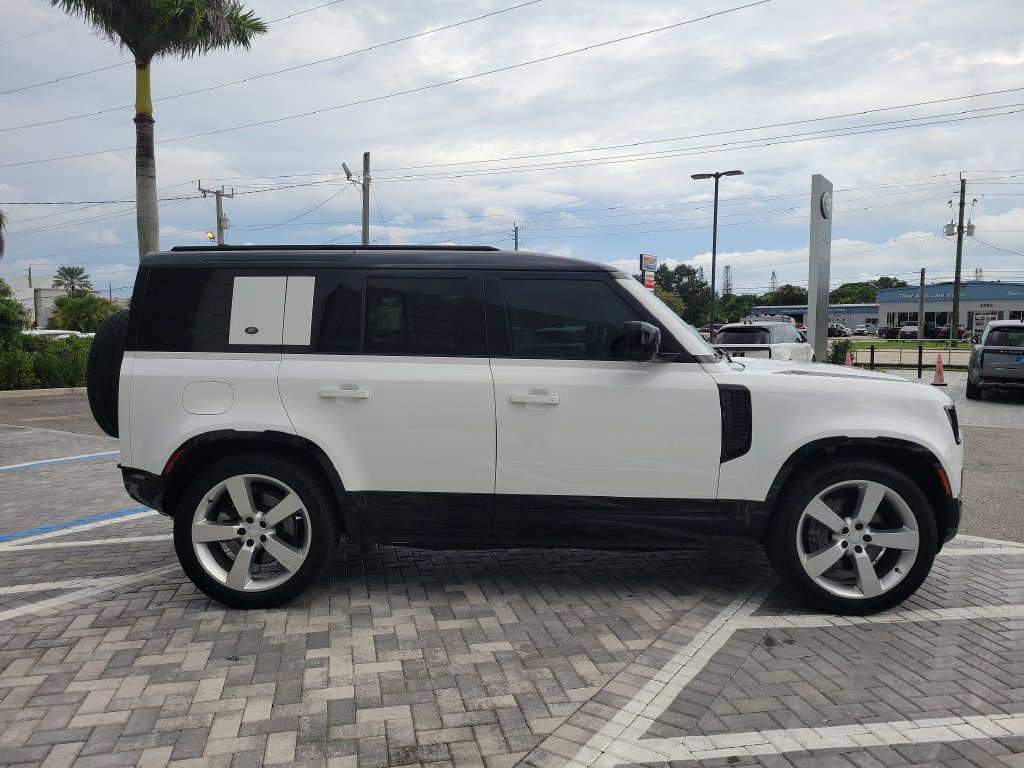 Certified 2024 Land Rover Defender 110 X-Dynamic SE AWD/4WD image 6